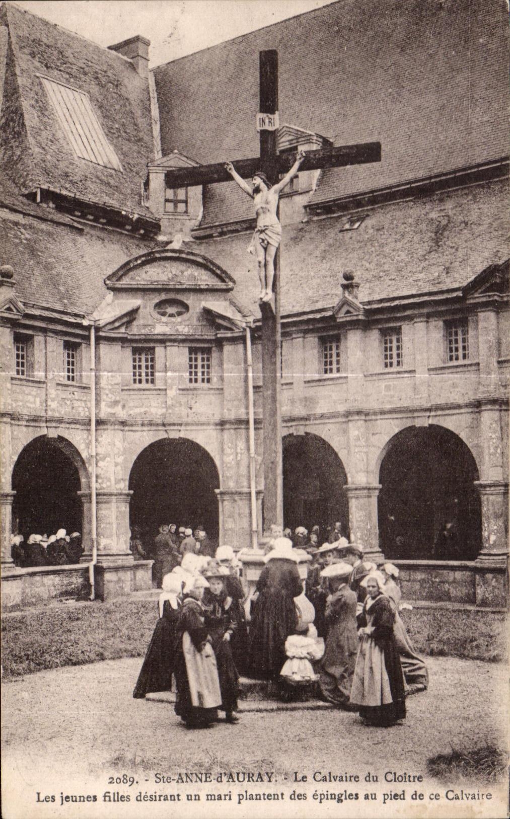 CPA Ste Anne d Auray Le Calvaire du Cloitre Les jeunes filles desirant un mari
