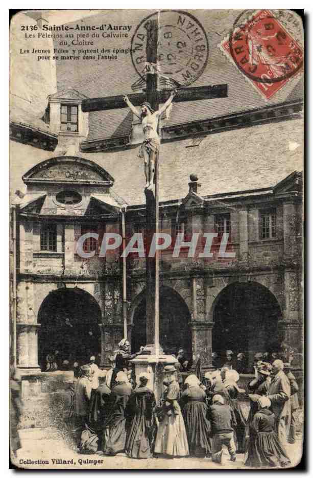 CPA Sainte Anne d Auray Les Pelerins au pied du Calvaire du Cloitre Christ