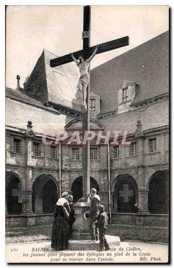 CPA Sainte Anne D Auray La croix du Clotre les jeunes gens piquent