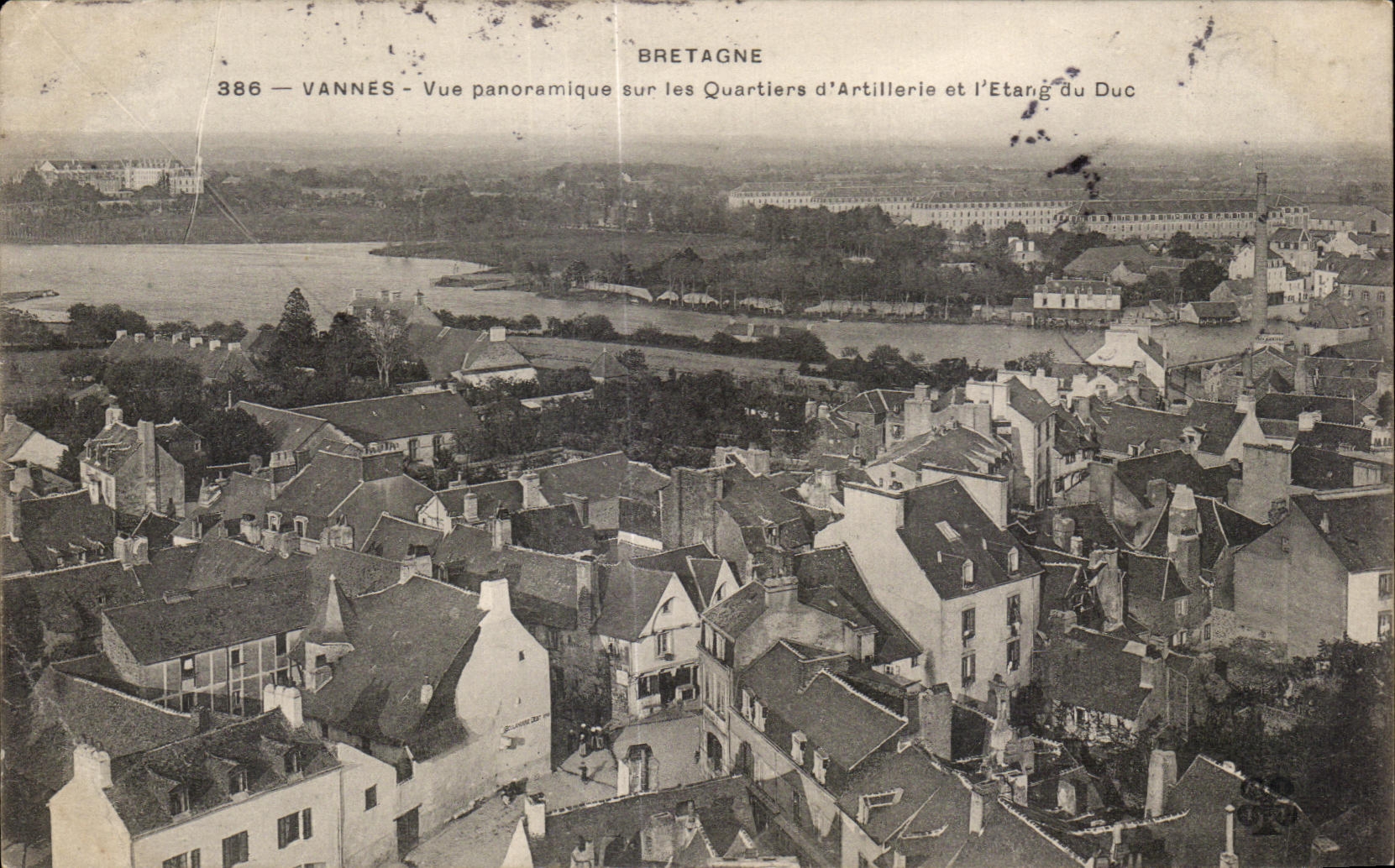 CPA Vannes Vue panoramique sur les quartiers d artillerie et l etang du duc 