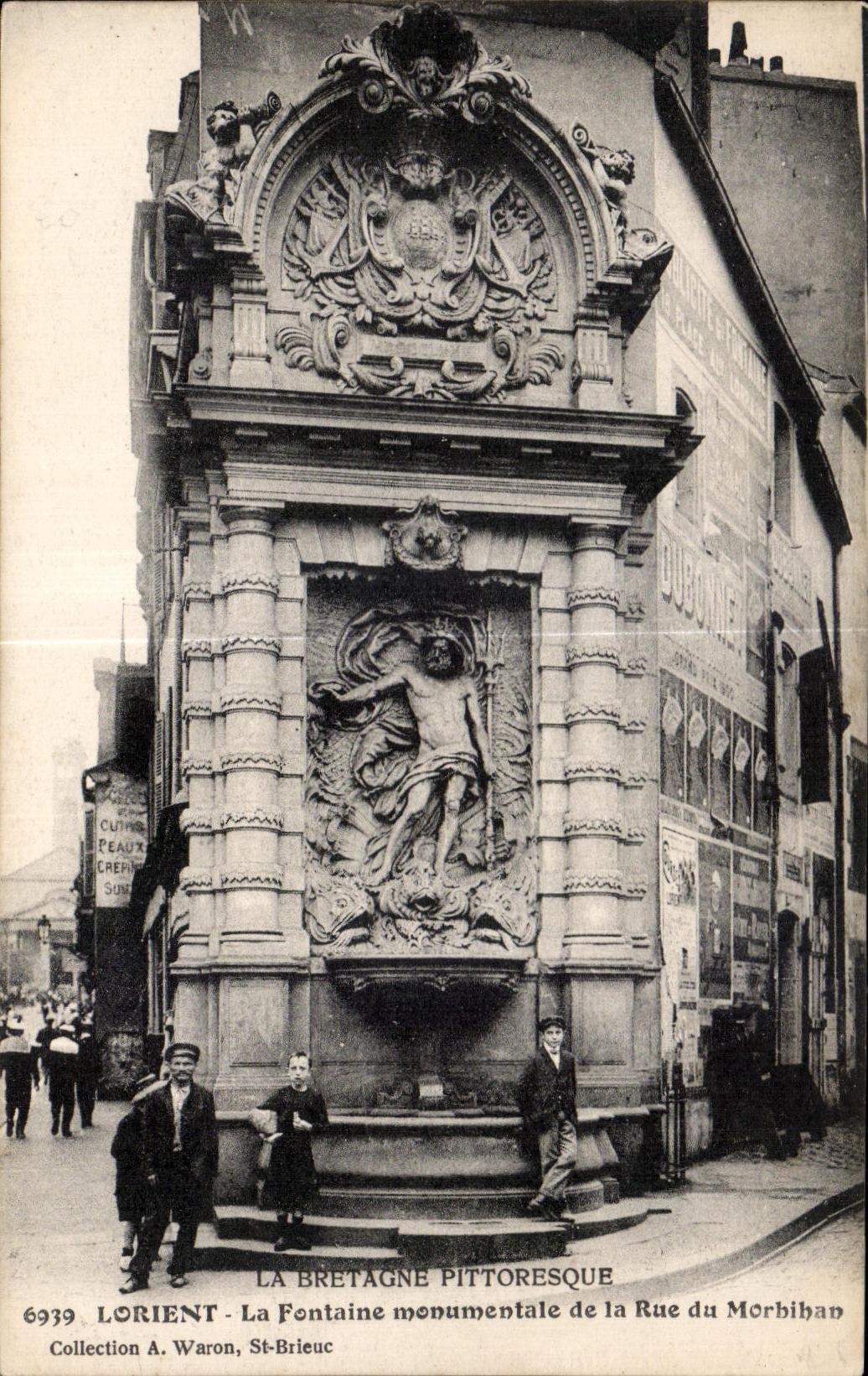 CPA La Bretagne pittoresque Lorient La Fontaine monumentale de la Rue du Morbihan