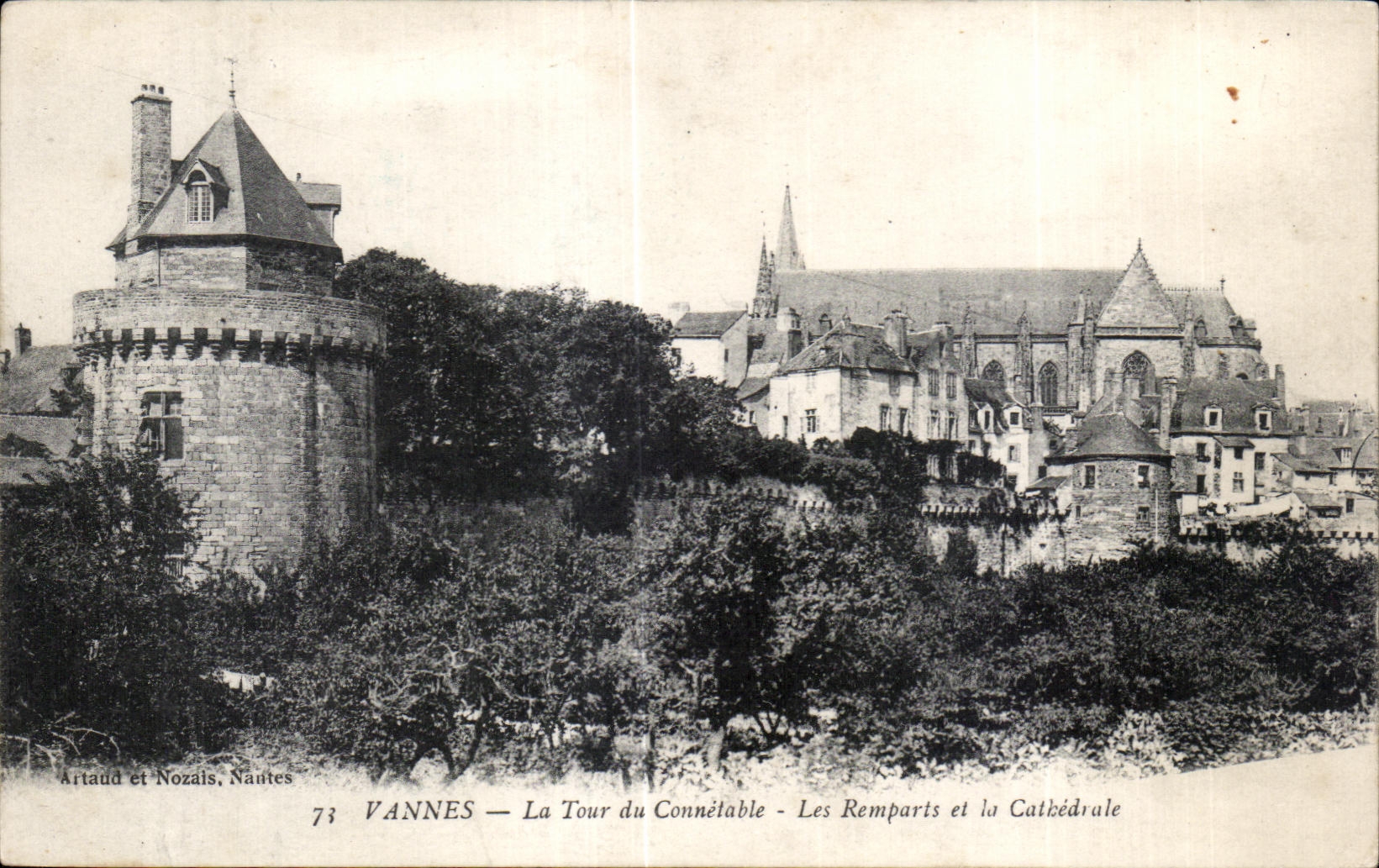 CPA Vannes La Tour du Connetable Les Remparts et la Cathedrale
