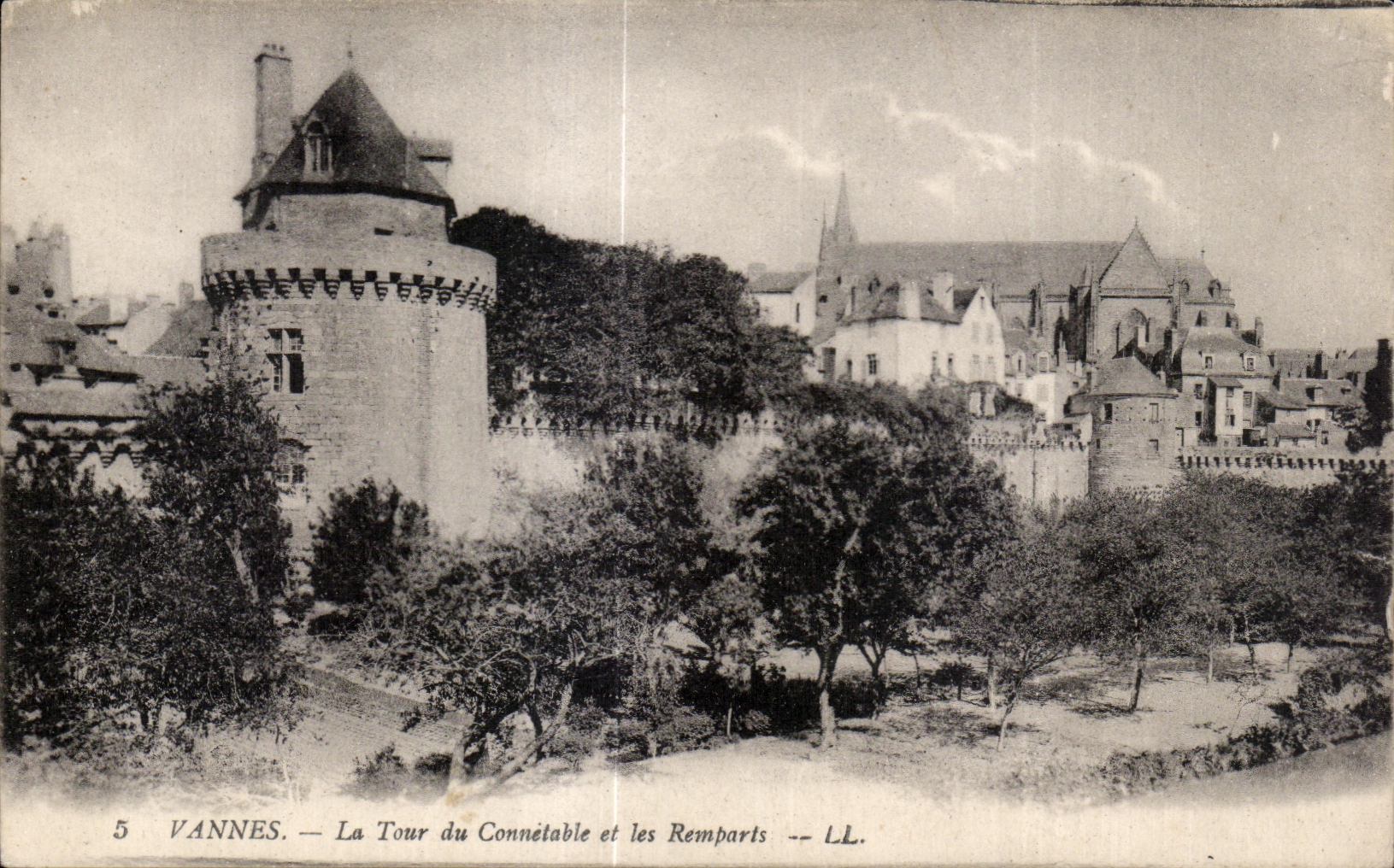 CPA Vannes La tour du Connetable et les Ramparts