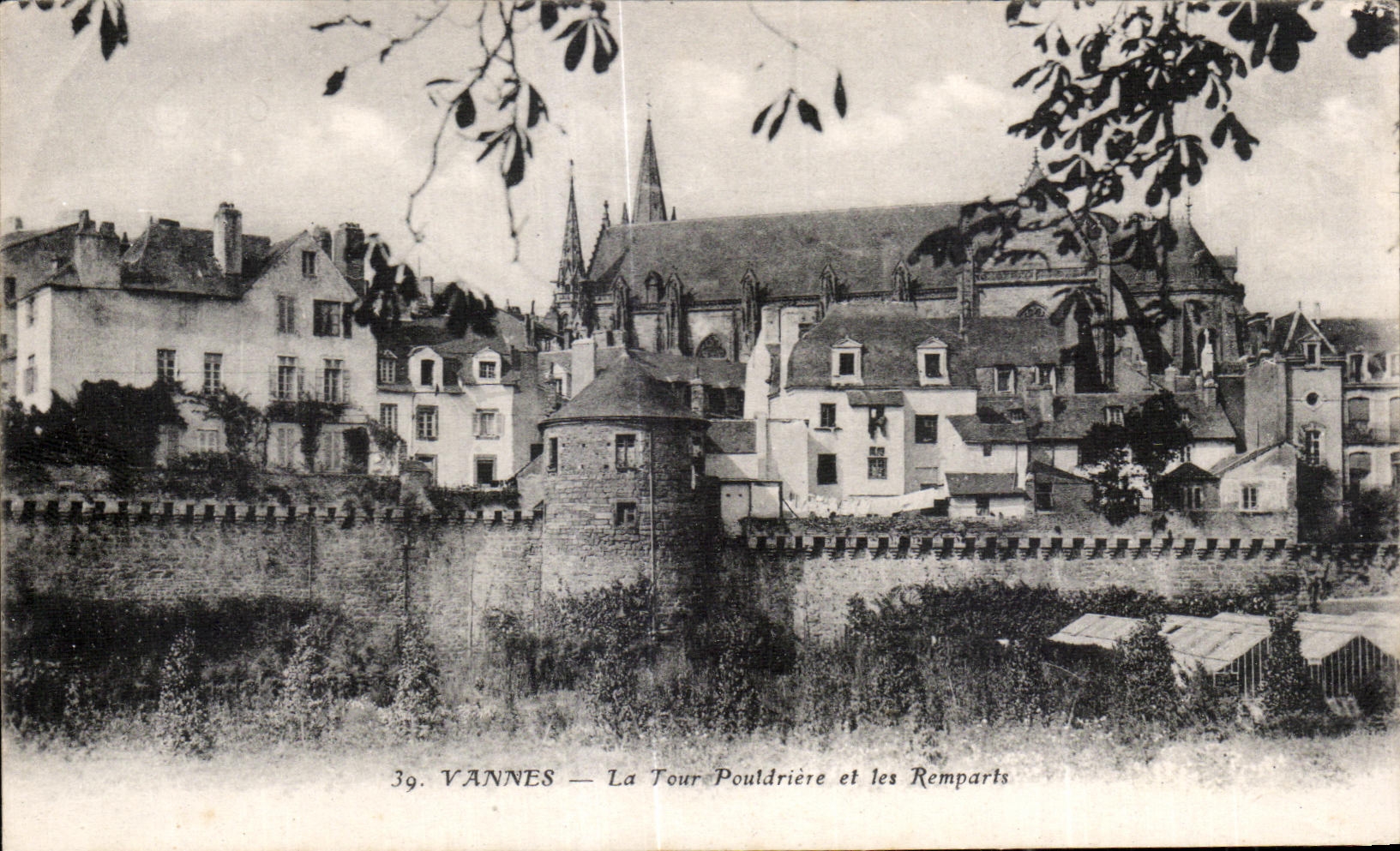 CPA Vannes La Tour Pouldriere et les Remparts