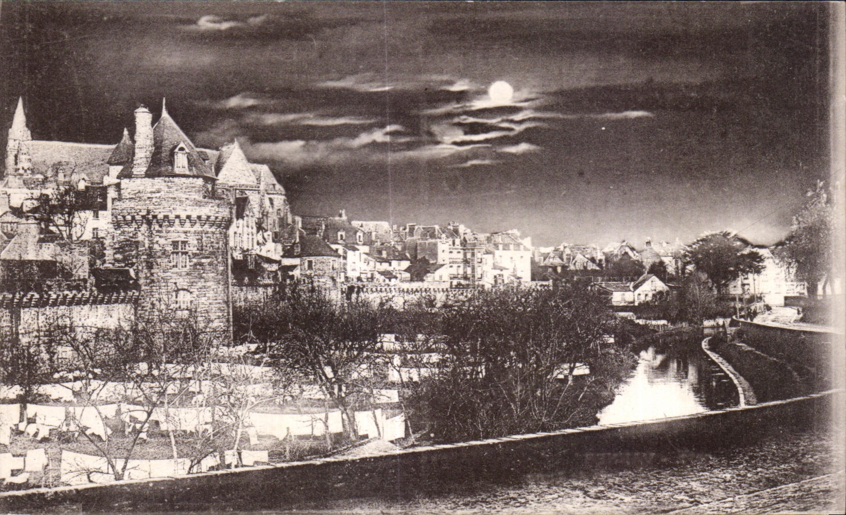 CPA Vannes Les Remparts au clair de Lune