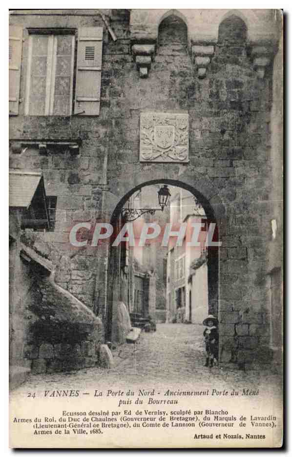 CPA Vannes La porte du Nord Anciennement Porte du Mene puis du Bourreau Ecusson Dessine par Ed de Vernisy Sculpte par Bi