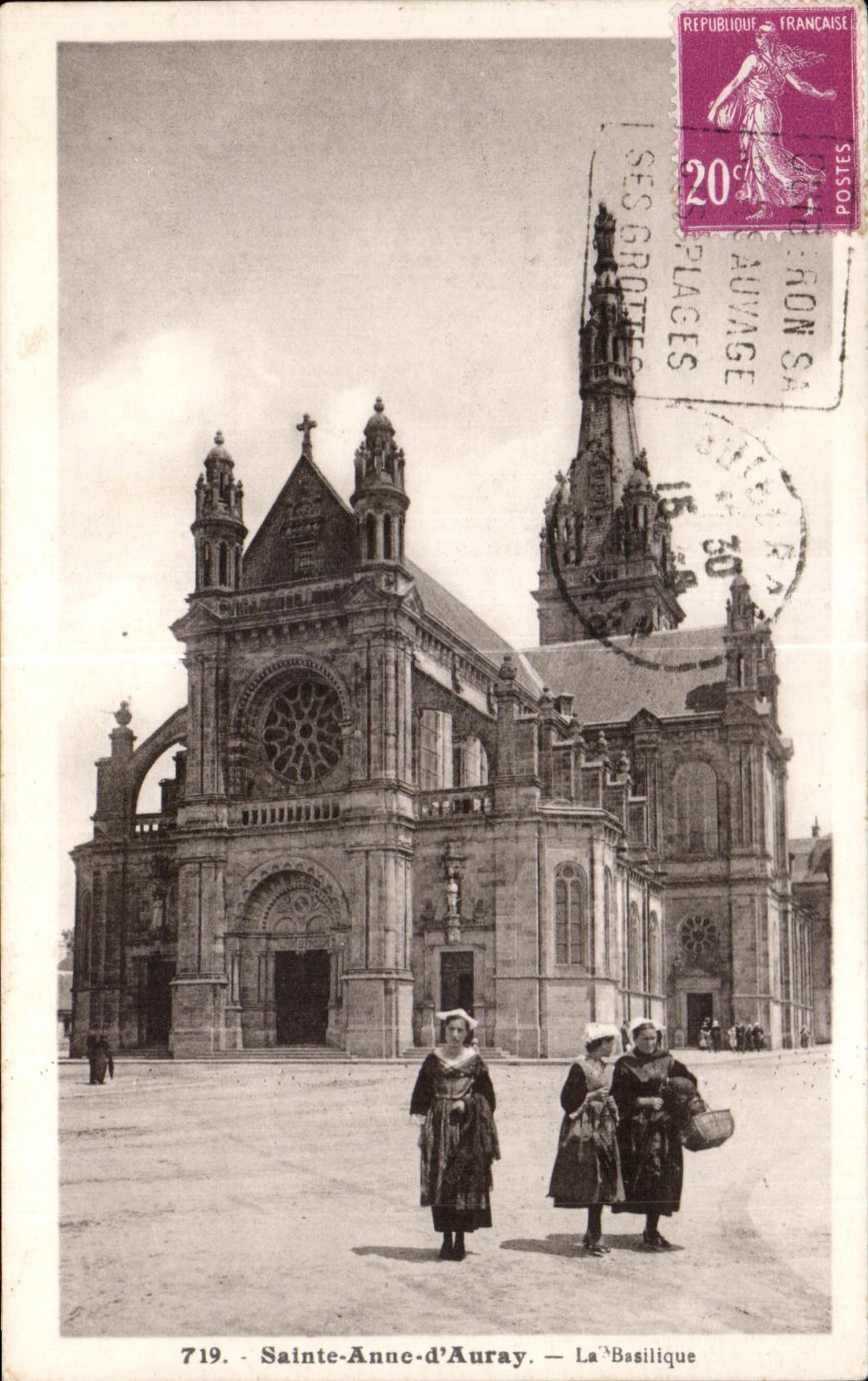 CPA Sainte Anne d Auray La Basilique Folklore Costume
