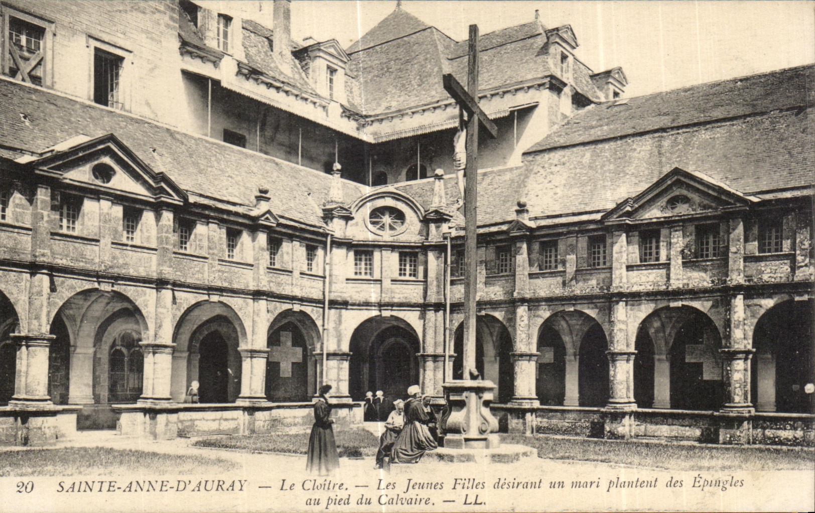 CPASainte Anne D Auray Le Cloitre Les jeunes Filles desirant un mari plantent des Epingles au pied du Calvaire