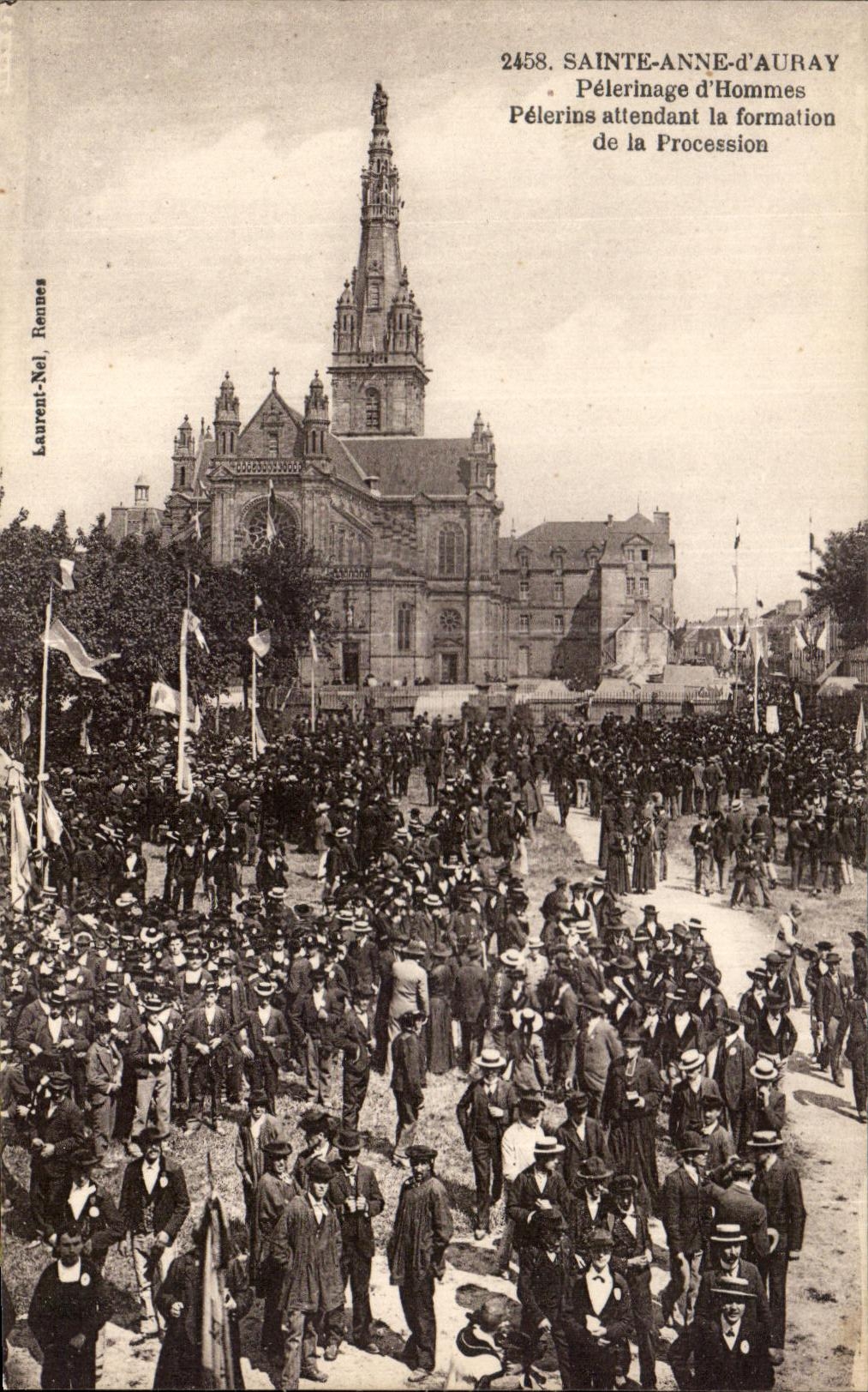 Sainte-Anne-d'Auray — Pèlerinage d'Hommes, pèlerins attendant la formation de la procession — Laurent-Nel, Rennes, n°2458