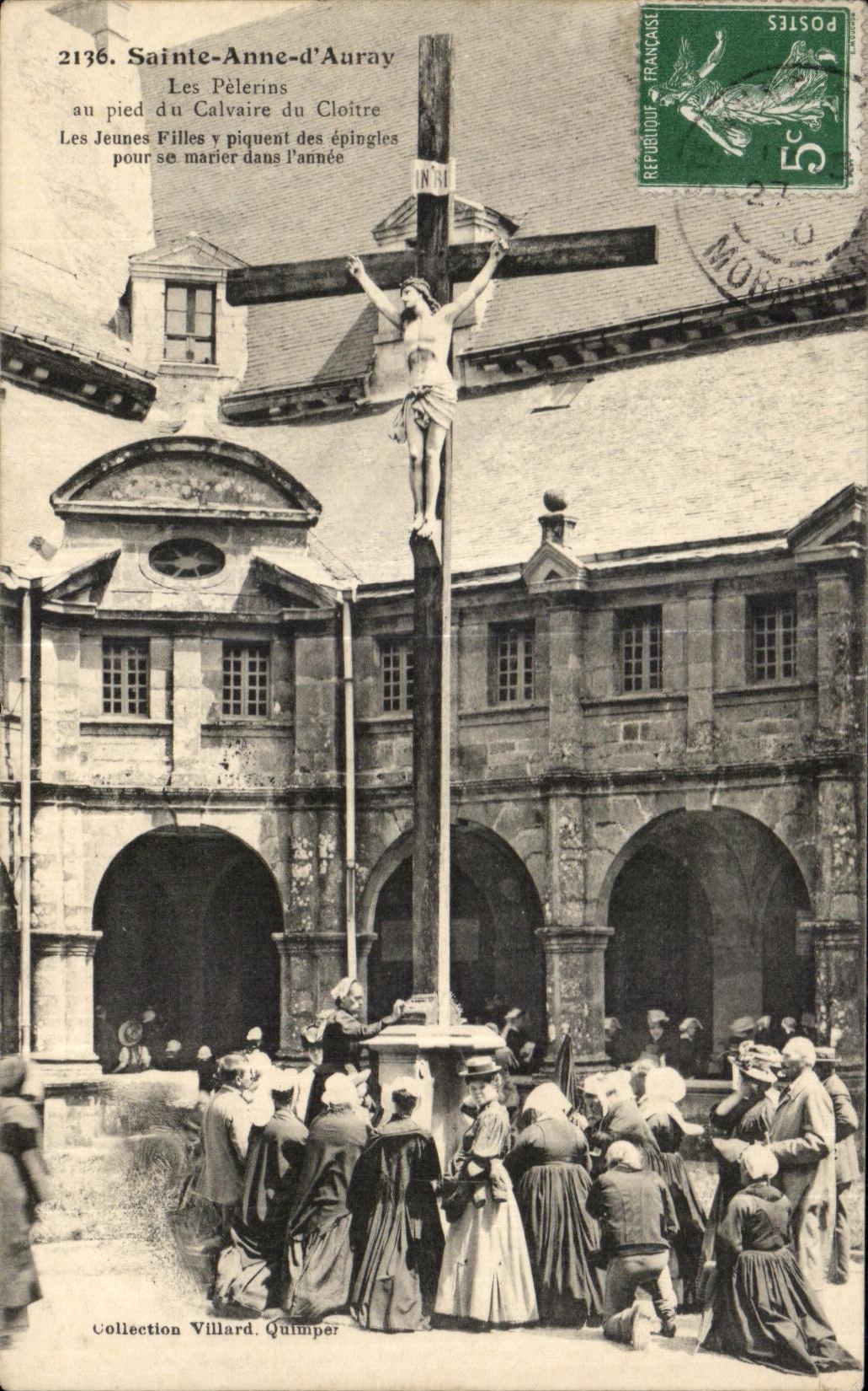 Sainte-Anne-d'Auray — Les Pèlerins au pied du Calvaire du Cloître — Collection Villard, Quimper