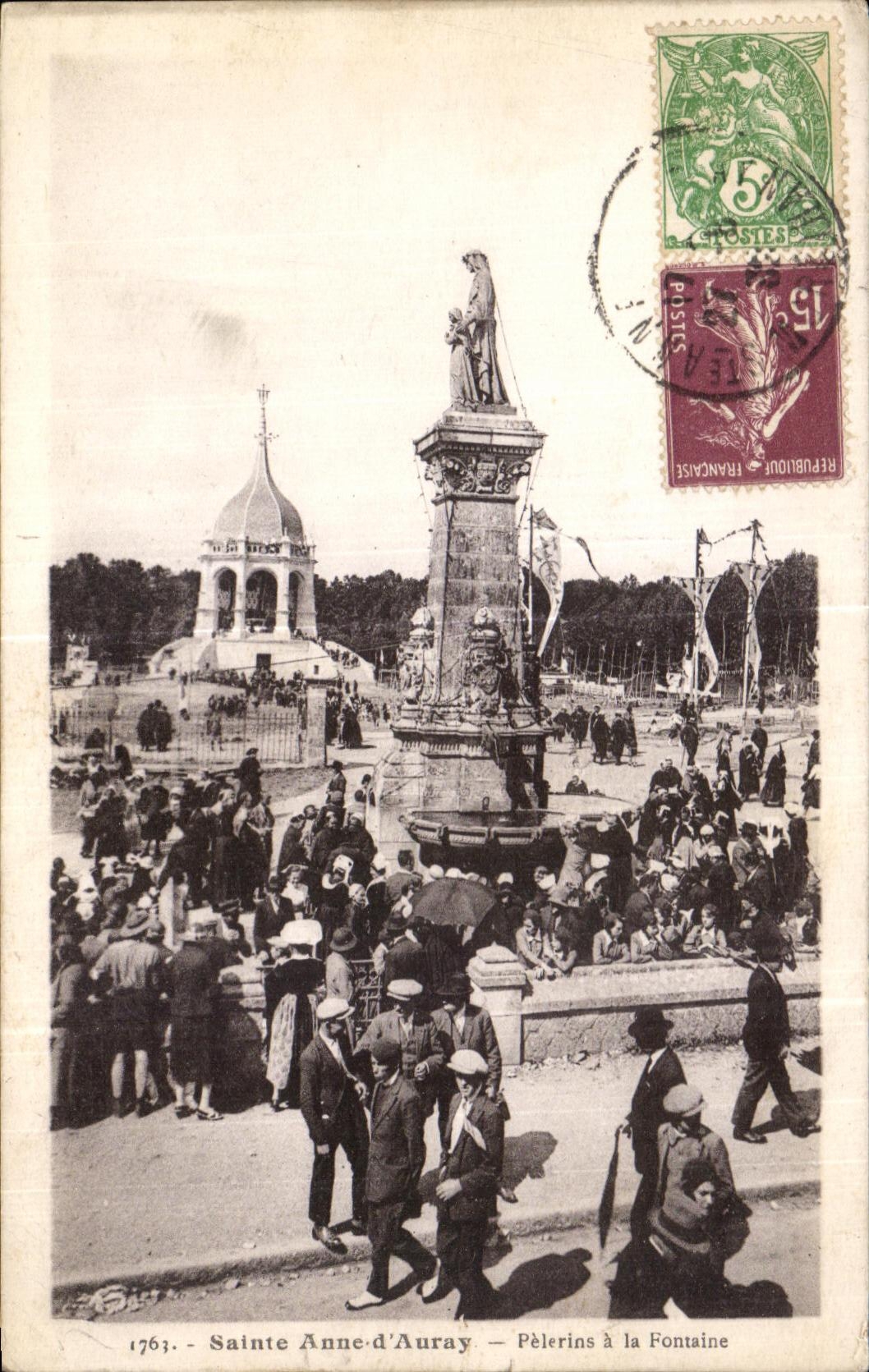 CPA Sainte Anne d Auray Pelerins a la Fontaine