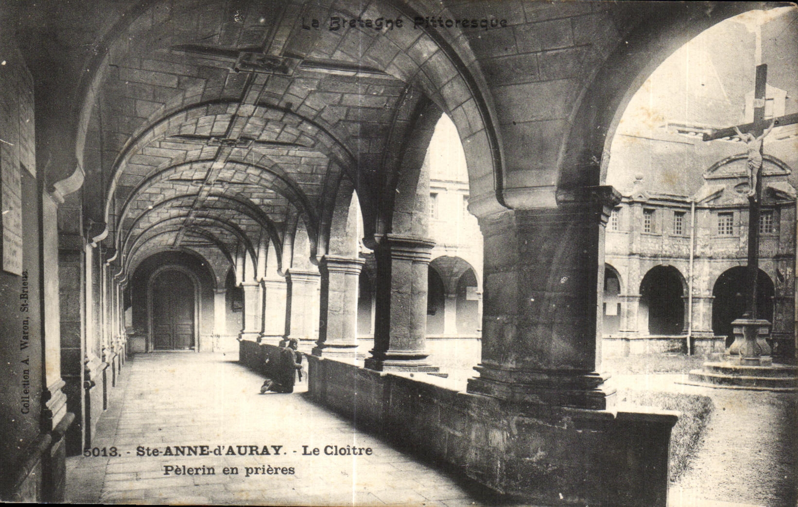 CPA Ste Anne d Auray Le Cloitre Pelerin en prieres