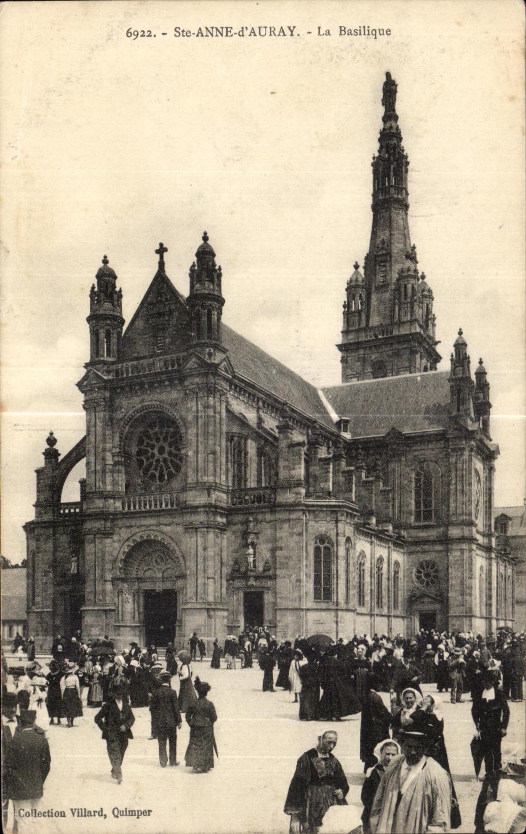 CPA Ste Anne d Auray La Basilique Costume Folklore