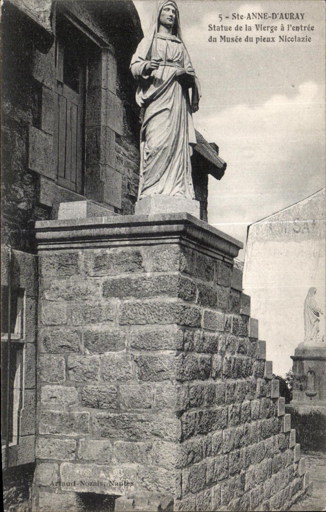 Statue de la Vierge à l'entrée du Musée du Pieux Nicolazie — Ste-Anne-d'Auray — Artaud-Nozais, Nantes