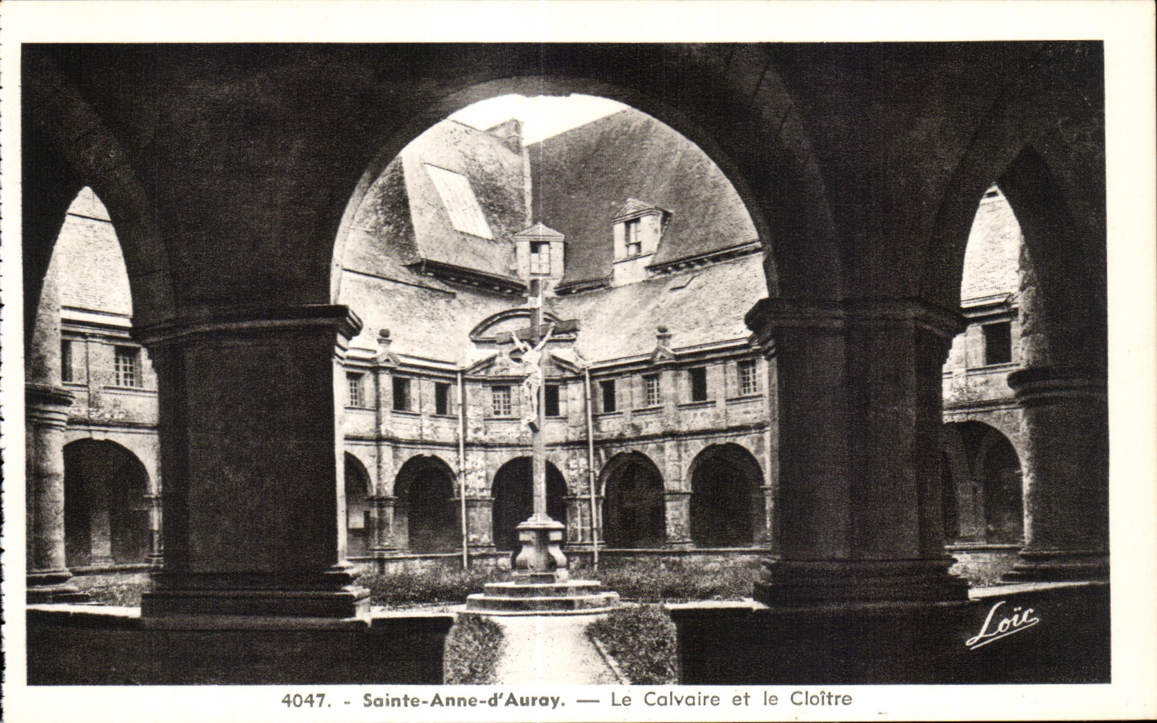 CPA Ste Anne d Auray Le Calvaire et le Cloitre