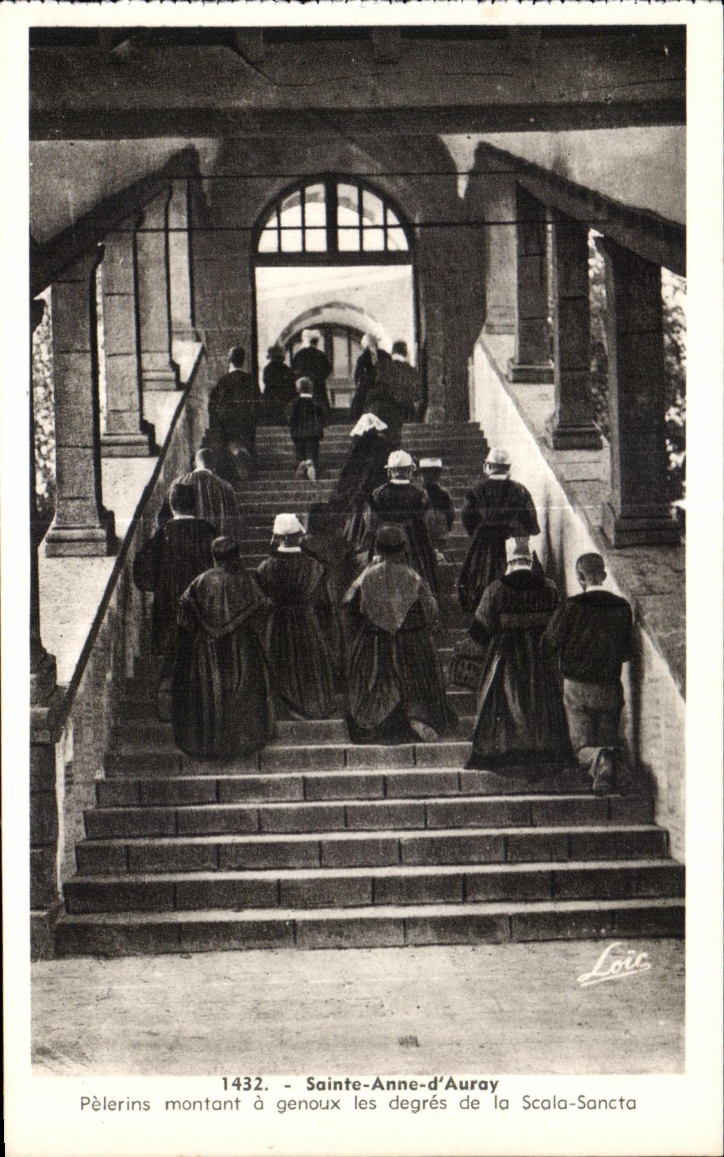 Sainte-Anne-d'Auray — Pèlerins montant à genoux les degrés de la Scala-Sancta — Loïc, n° 1432