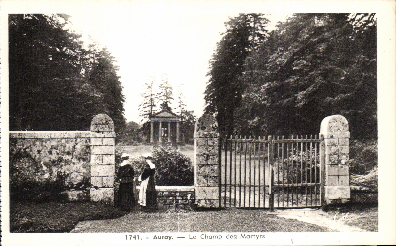 CPA Ste Anne d Auray La Champ des Martyrs