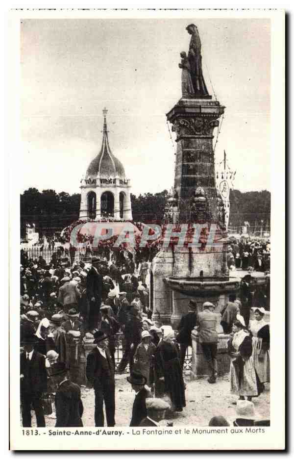 CPA Ste Anne d Auray La Fontaine et le Monument naux Morts