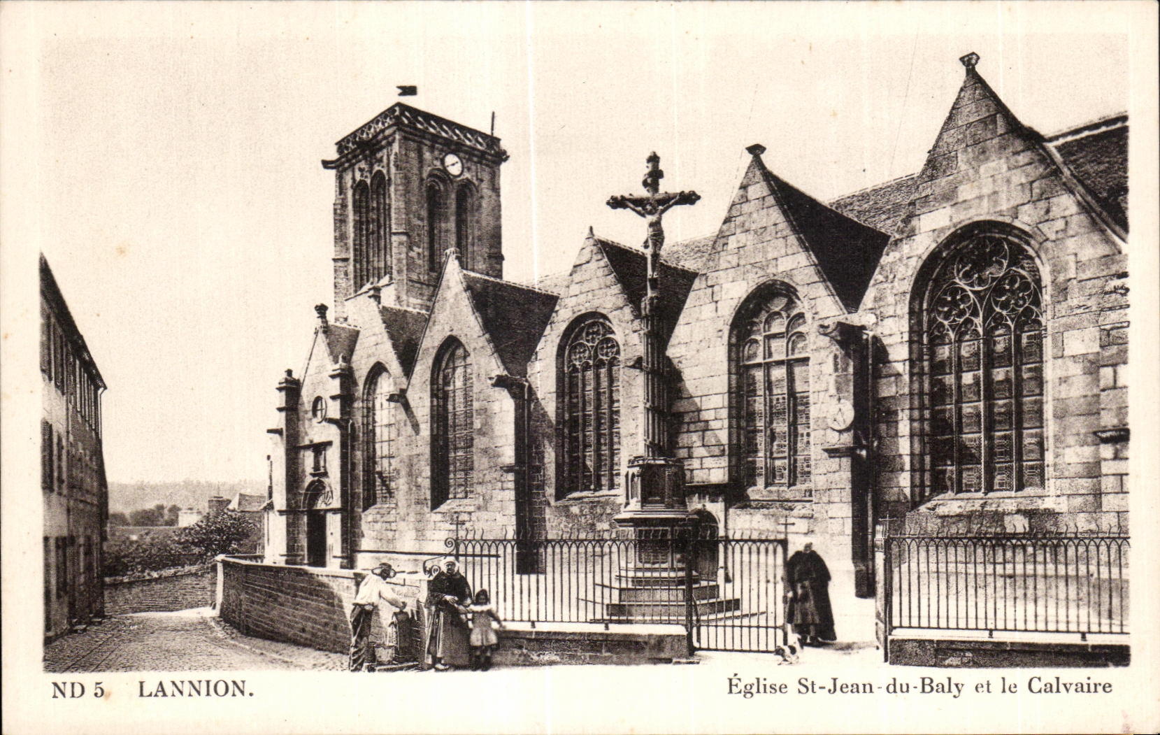 CPA Lannion Eglise St Jean du Baly et la Calvaire (animee)