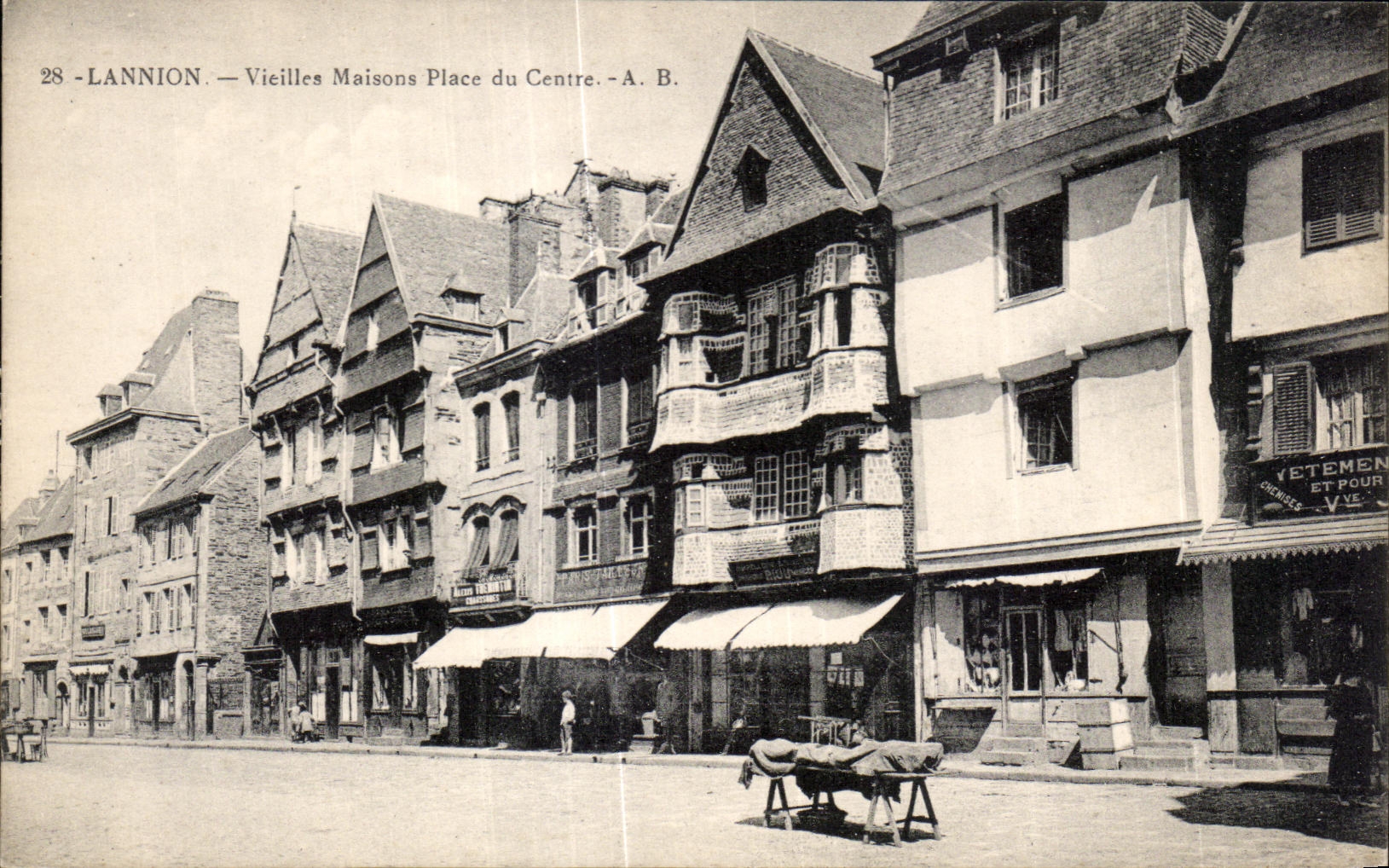 CPA Lannion Vieilles Maisons Place du Centre