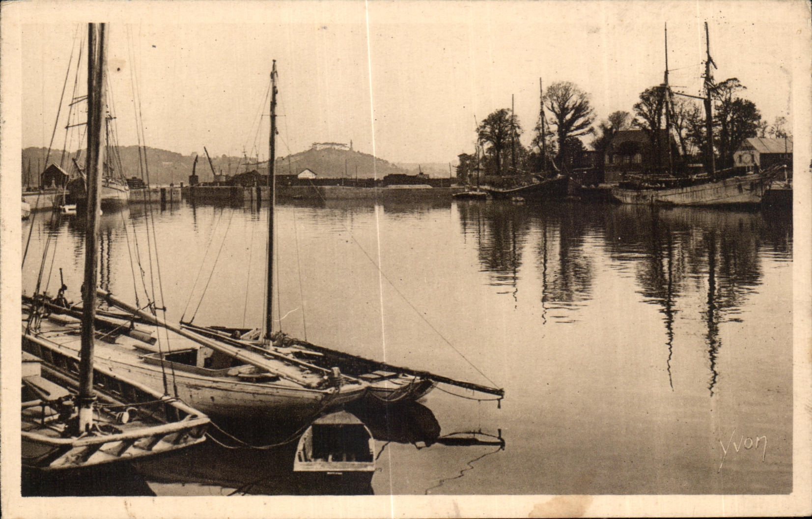 CPA Paimpol Le Bassin a flot Bateaux 
