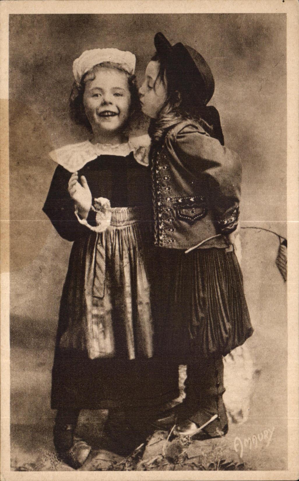 Deux enfants en costumes traditionnels — Bretagne — éditeur Amaury, n° 22