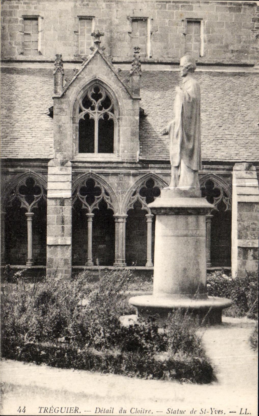 CPA Treguier Detail du Cloitre Statue de St Yves