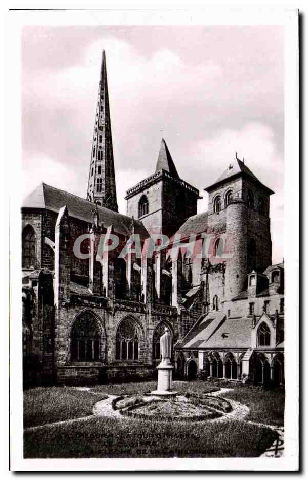 Tréguier — Le Cloître et la flèche de la Cathédrale — C.A.P.-PHOTO STRASBOURG - PARIS