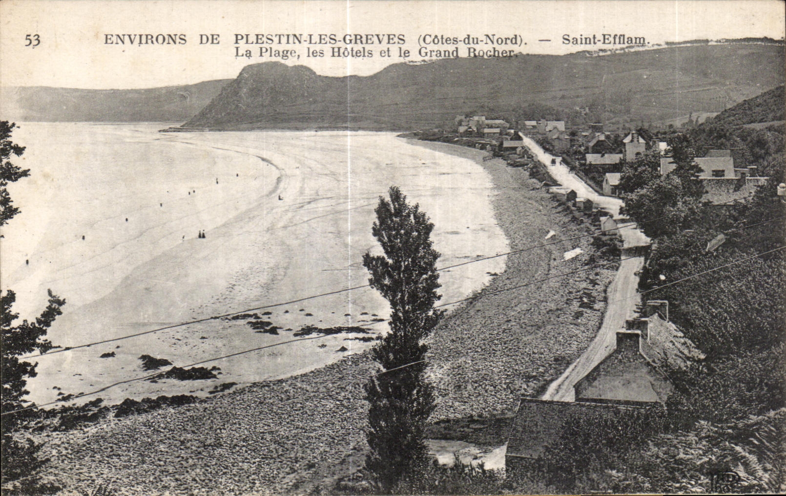 Environ de Pleslin-les-Greves (Côtes-du-Nord) — Saint-Efflam. La Plage, les Hôtels et le Grand Rocher.