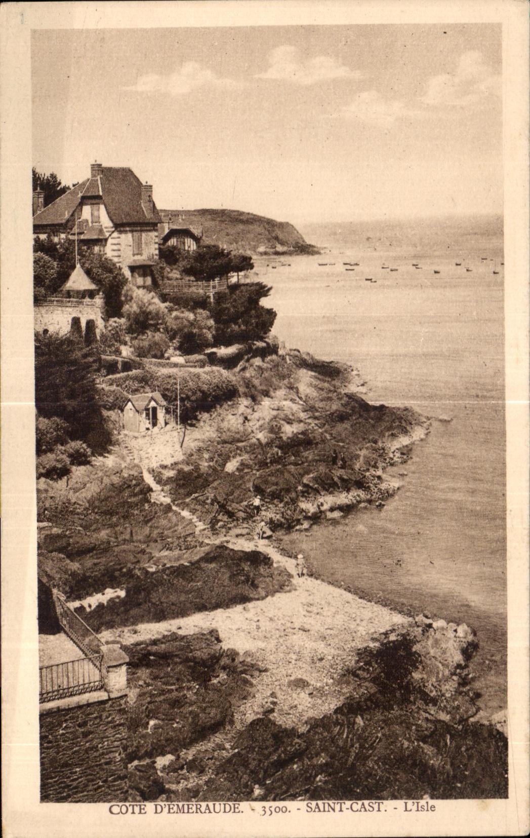 Côte d'Émeraude - Saint-Cast - L'Isle — vue de la côte avec maison et plage