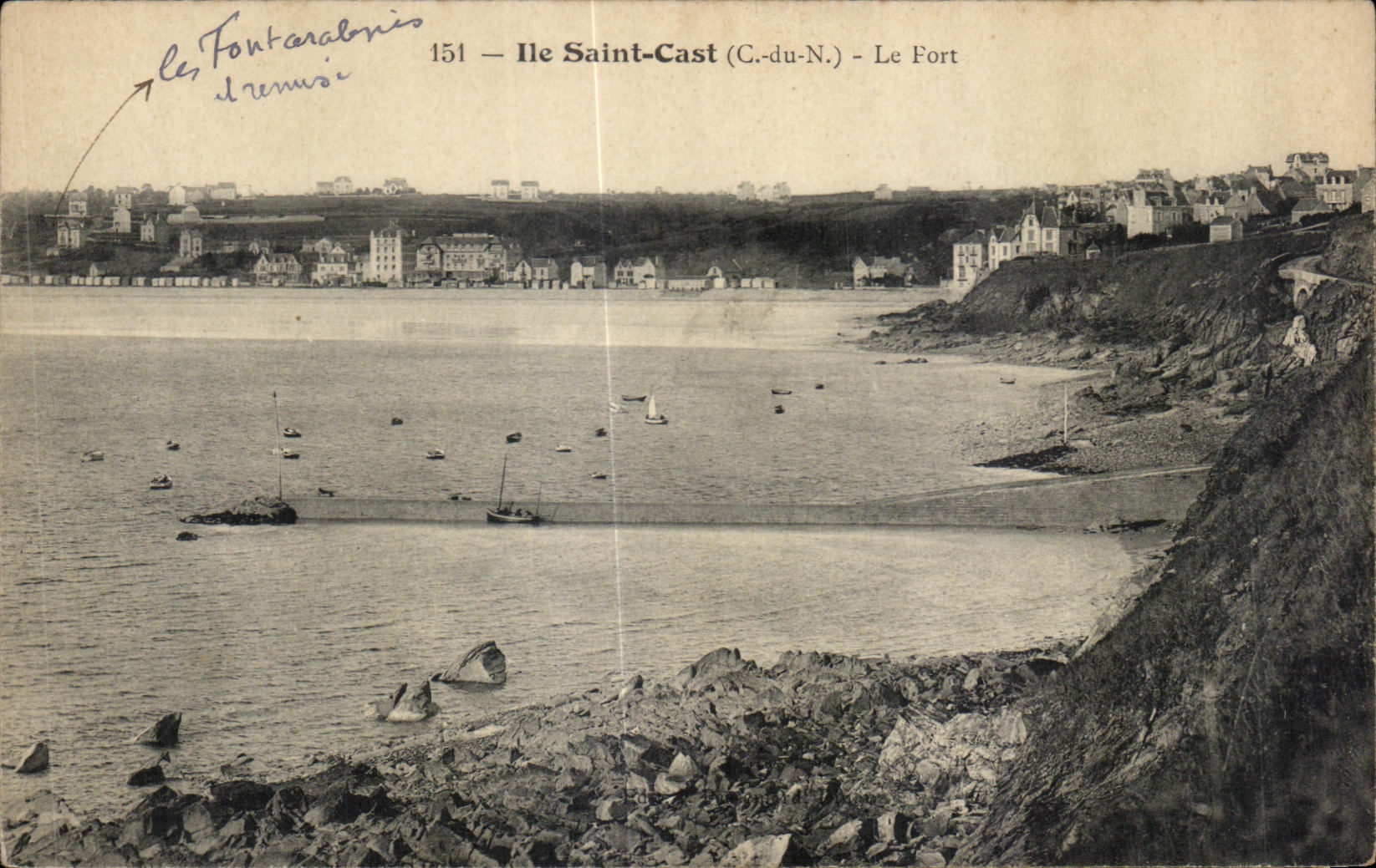 Ile Saint-Cast (C.-du-N.) - Le Fort — vue du port et des maisons sur la côte — éditeur inconnu, n° 151