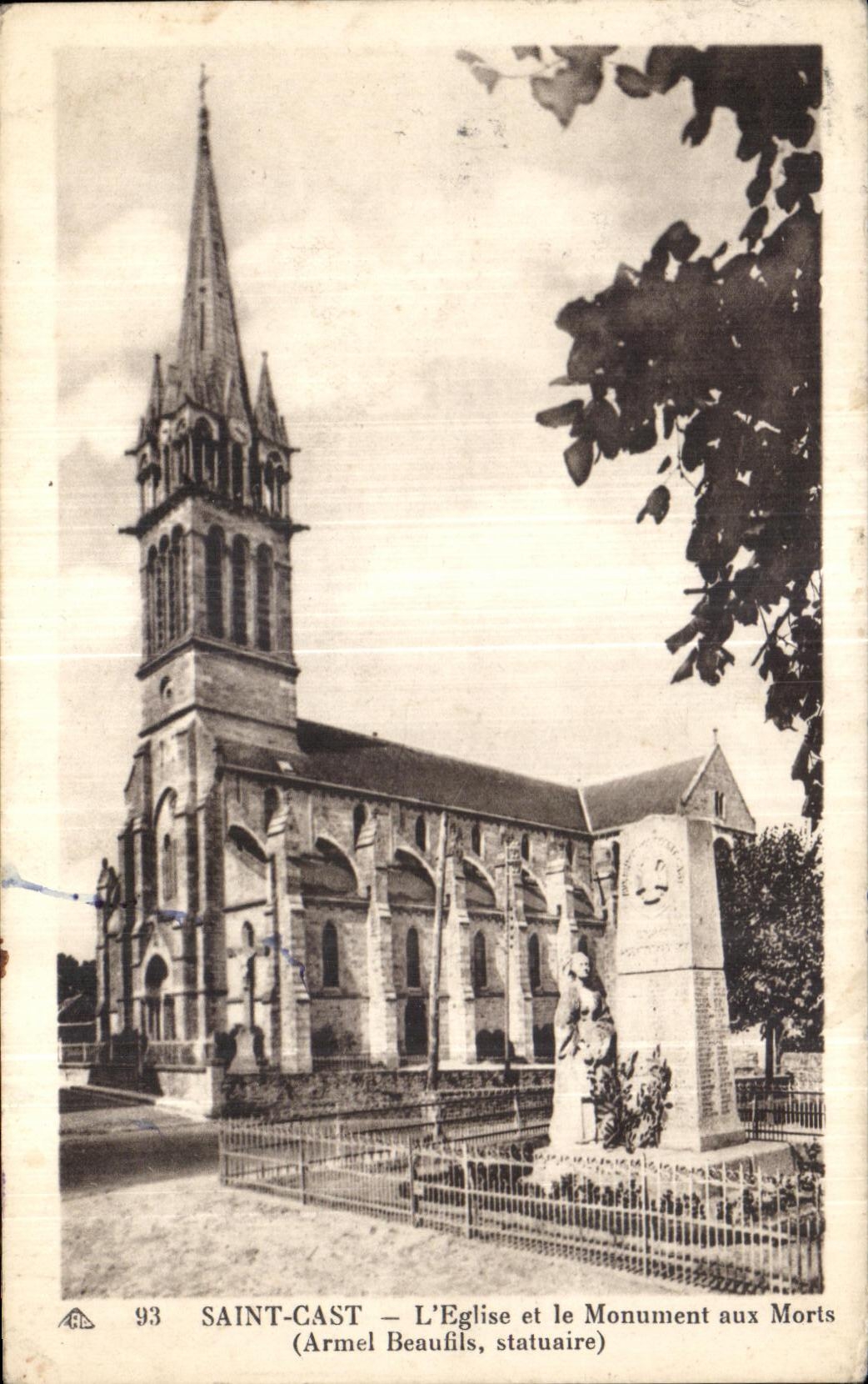 Saint-Cast — L'Église et le Monument aux Morts (Armél Beauflis, statuaire)