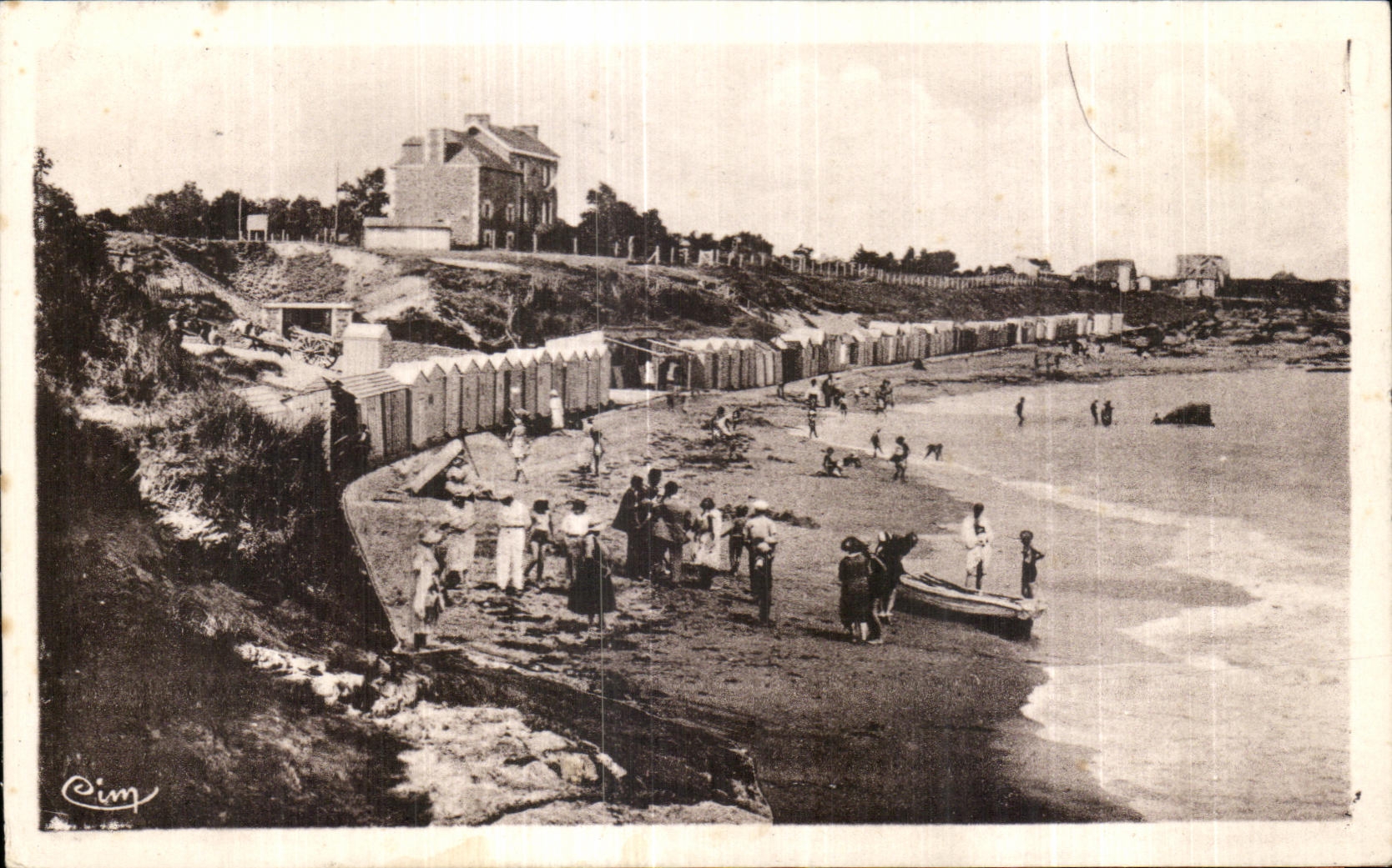 La Plage à Lancieux (C.-du-N.) — vue de la plage avec cabines et baigneurs — éditeur Cim