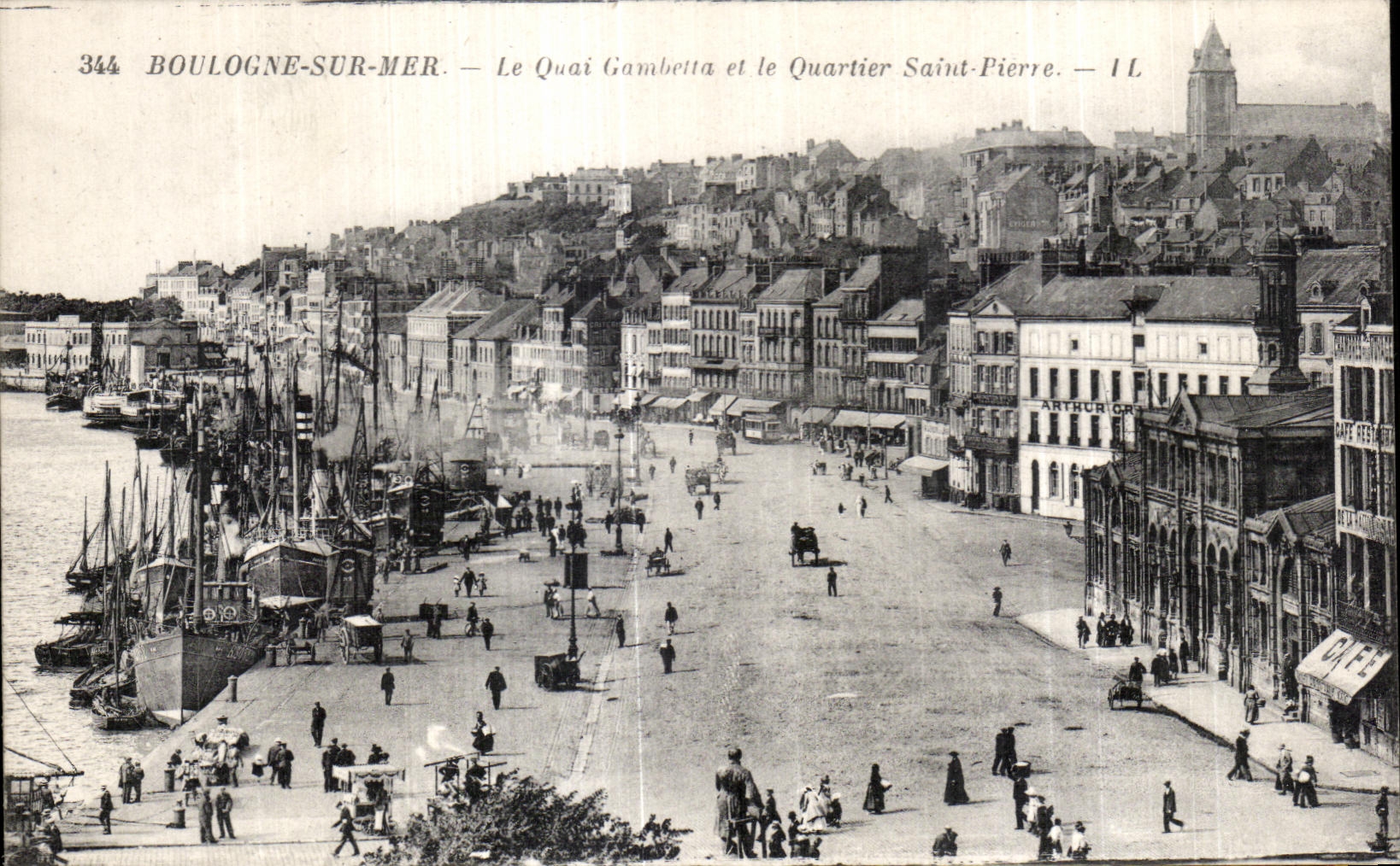 CPA Boulogne Sur Mer Le quai Gambetta et le quartier Saint Pierre 