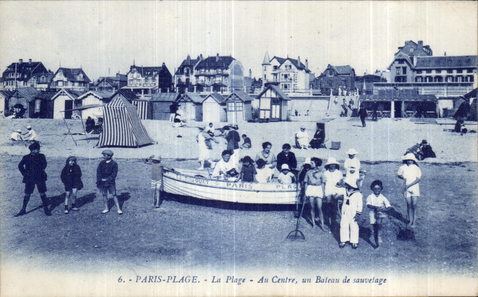CPA Paris Plage La Plage An Centre un Baleau de Sauvetage