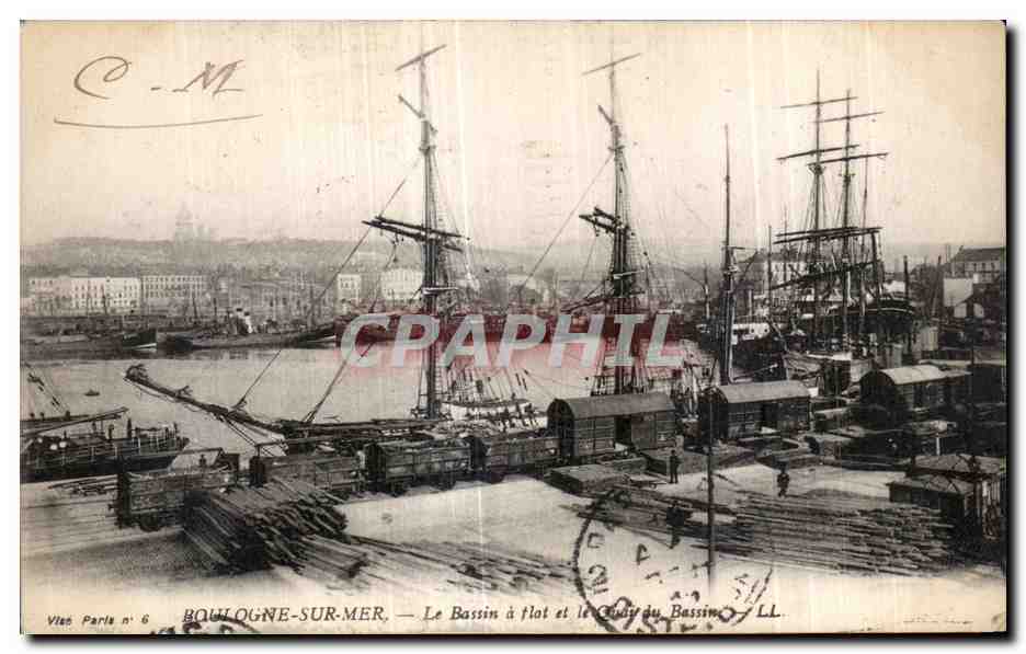 CPA Boulogne Sur Mer Le Bassin a flot et le Quai du Bassin Bateaux