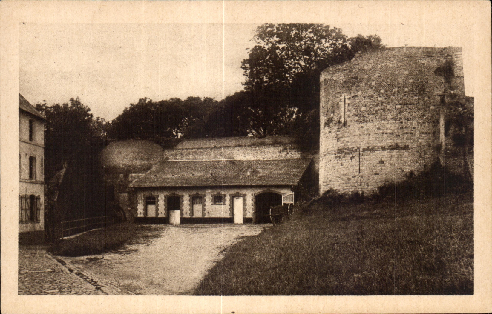 Montreuil-sur-Mer — Cour intérieure de la Citadelle — Édit. Goller-Flahaut