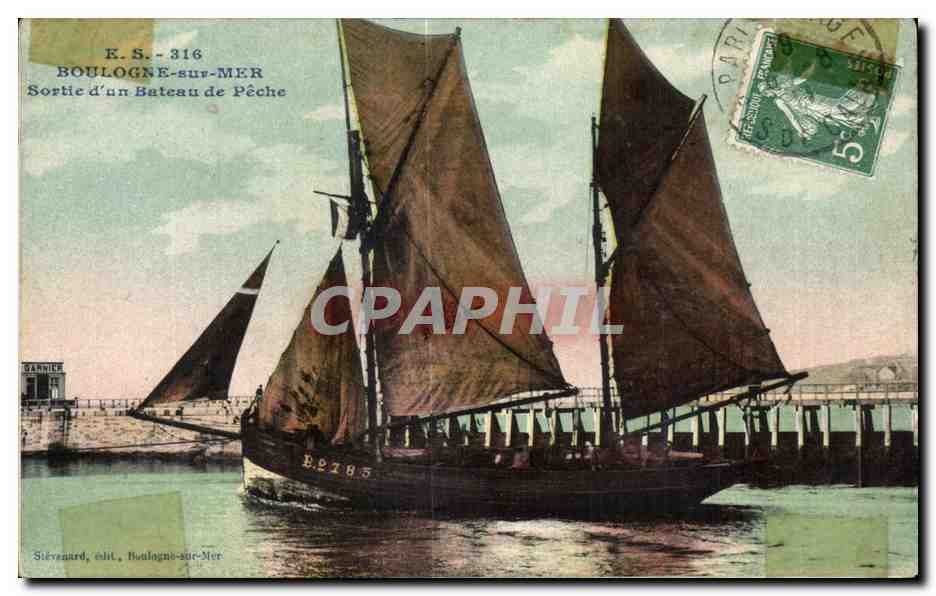 CPA Boulogne sur Mer Sortie d un Bateau de Peche