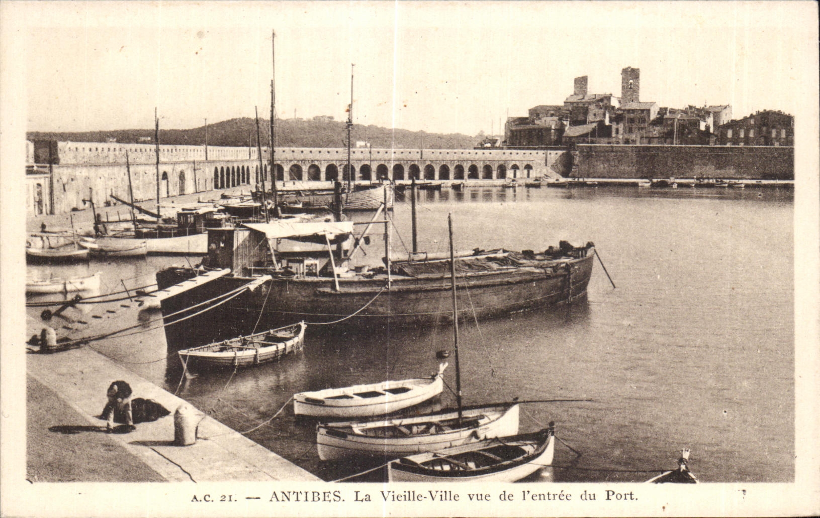 CPA Antibes La Vieille Ville Vue de l entree du Port Bateaux