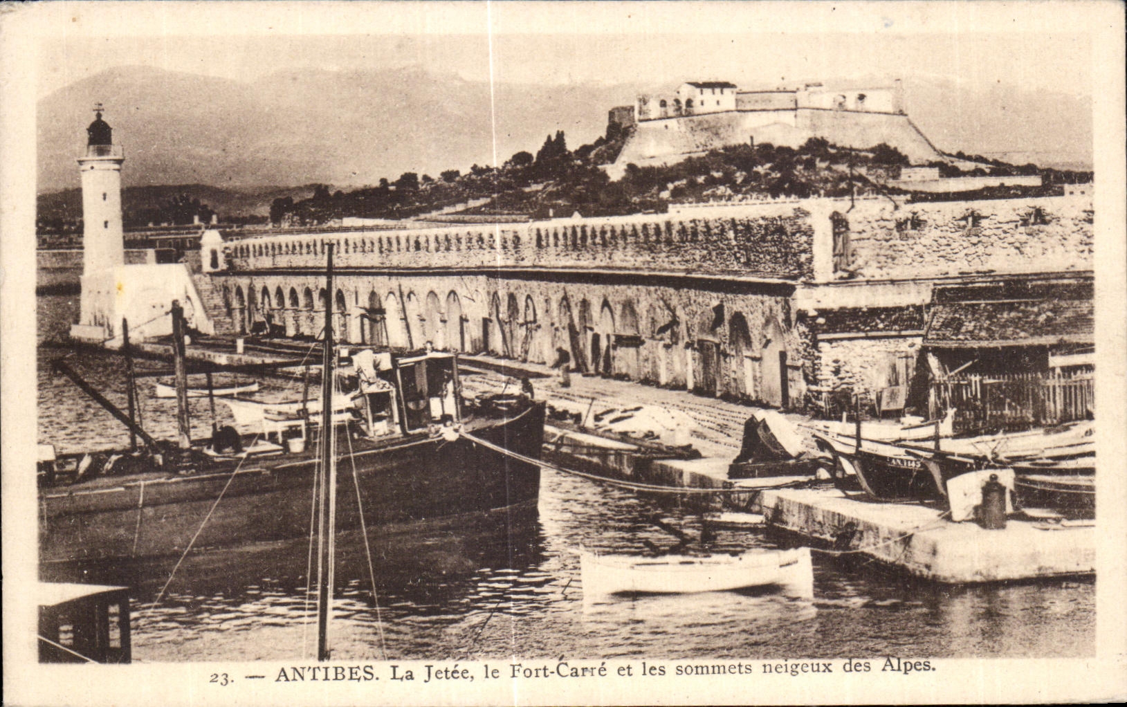 CPA Antibes La Jetee le Fort Carre et les sommets Neigeus des Alpes