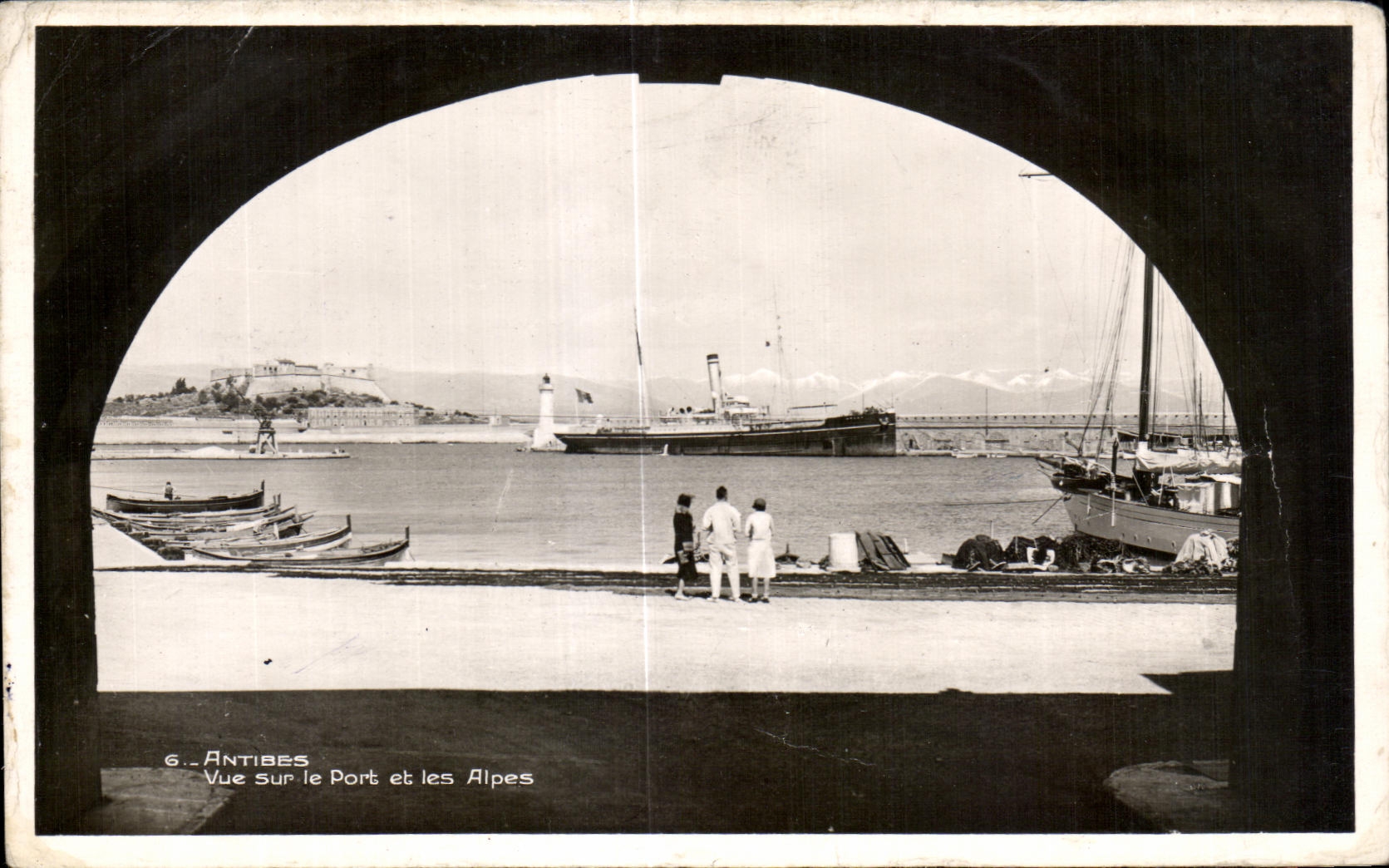 CPA Antibes vue Sur le Port et les Alpes Bateau