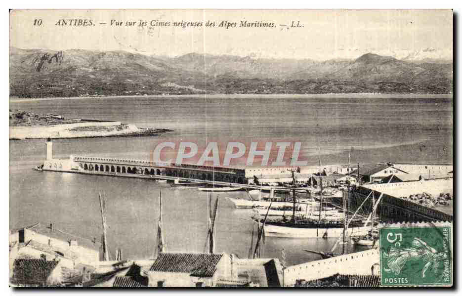 CPA Antibes Vue sur les Cimes neigeuses des Alpes Maritimes Bateau 