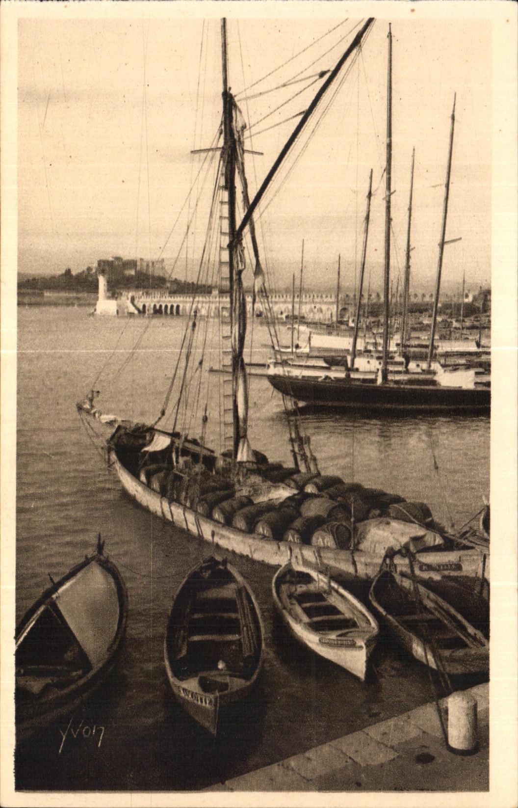 CPA Antibes Alpes Maritimes LE Petit Port et le Fort Carre Bateau 