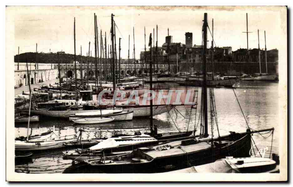 CPA Antibes Le Petit Port Bateaux
