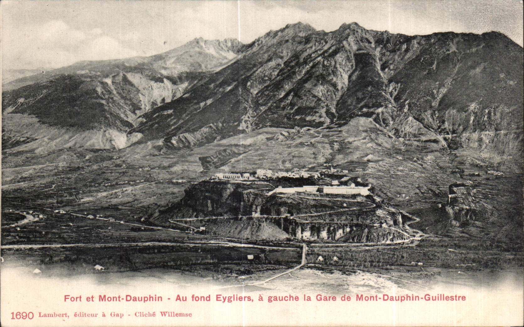 Fort et Mont-Dauphin — Au fond Eygliers, à gauche la Gare de Mont-Dauphin-Guillestre — Lambert, éditeur à Gap — Cliché Willemse