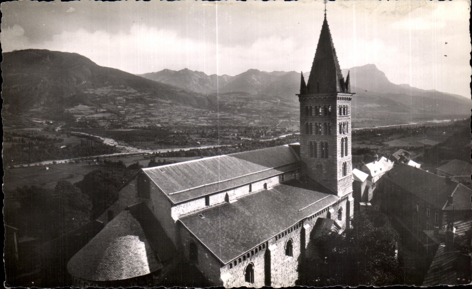 Embrun — Cathédrale de N.D. — Massif du Morgon en arrière-plan — Société Édition de France, n° 639