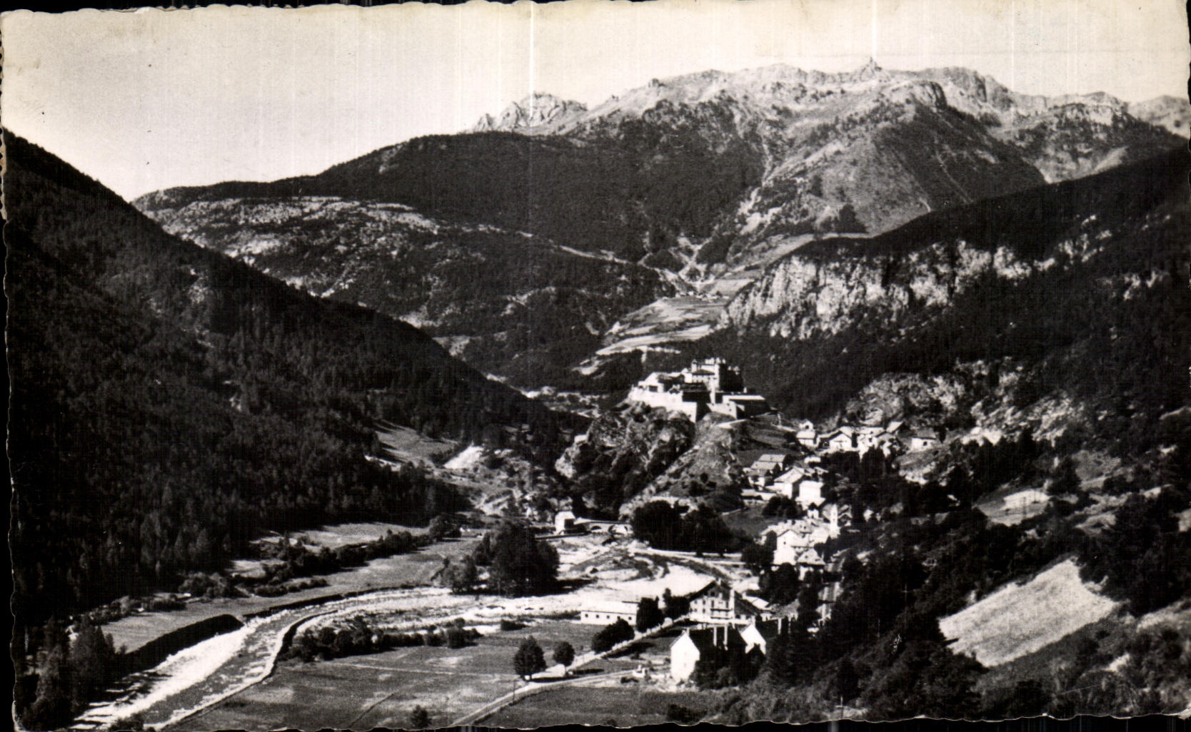 Château-Queyras — Vue générale — Société Éditions de France, Tél. : National 75-11