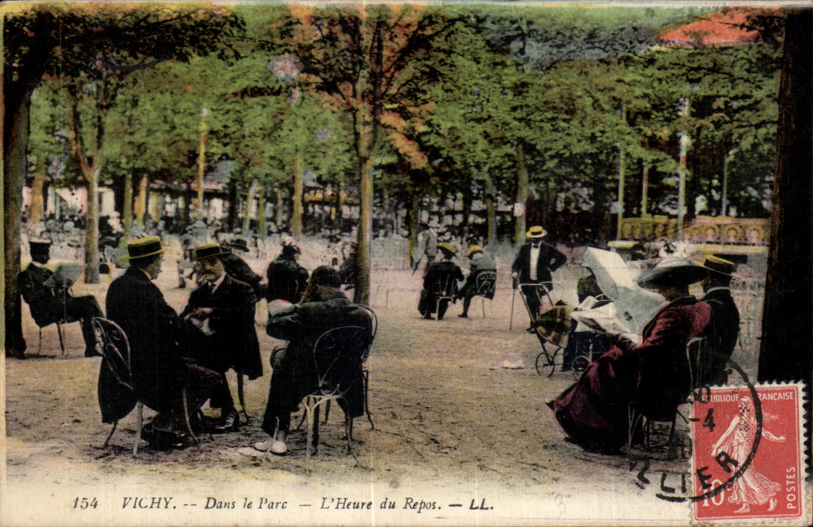 CPA Vichy Dans le Parc l Heure du Repos