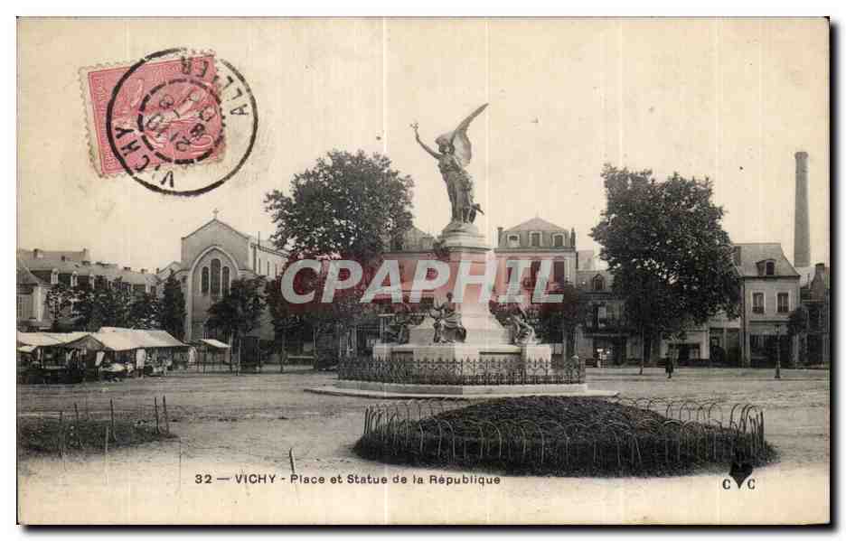 CPA Vichy Place et Statue de la Republique
