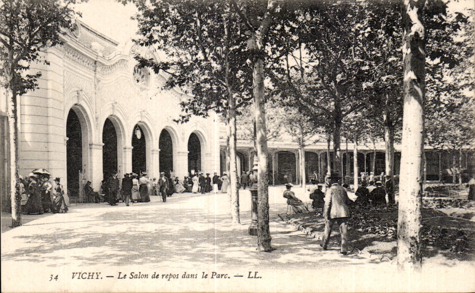 CPA Vichy Le Salon de repos dans le Parc